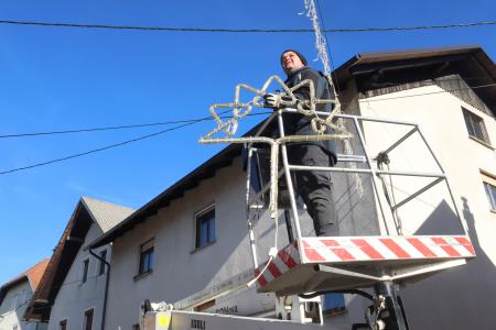 ZAČETEK POSTAVITVE  PRAZNIČNE OKRASITVE PO CERKNICI 08 FOTO LJUBO VUKELIČ